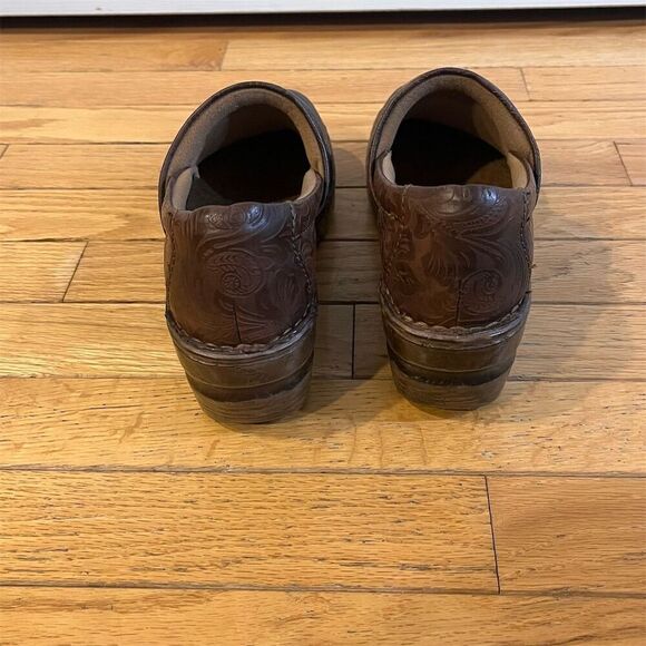 BOC Born Concepts Women's Brown Floral Embossed Clogs Size 8.5 - Picture 4 of 9